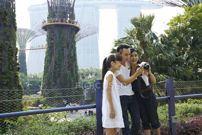 Familia explorando Jardines junto a la Bahía, Singapur - foto de stock