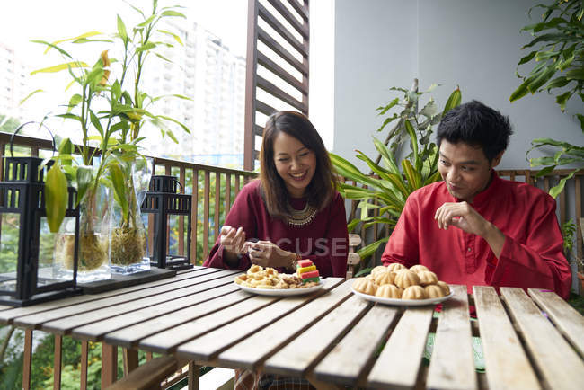 Молода пара святкування Харі Райян в Сінгапурі разом в домашніх умовах — стокове фото