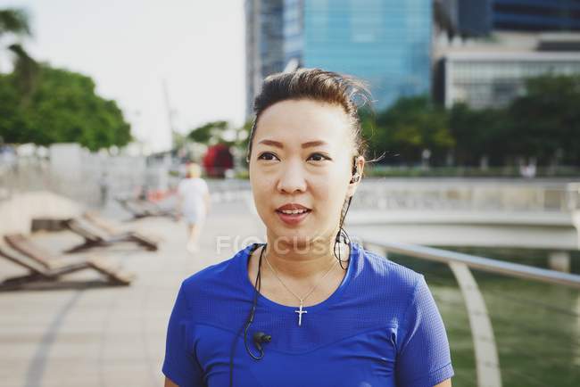 Portrait of young asian sporty woman in city — Stock Photo