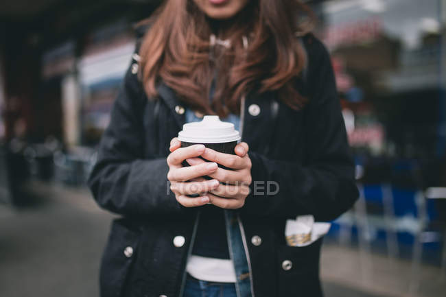 Mulher segurando uma xícara de café na Austrália — Fotografia de Stock
