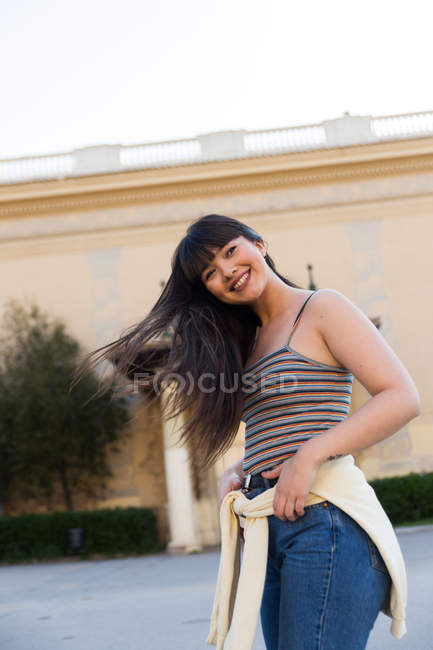 Giovane donna eurasiatica in posa a Barcellona — Foto stock