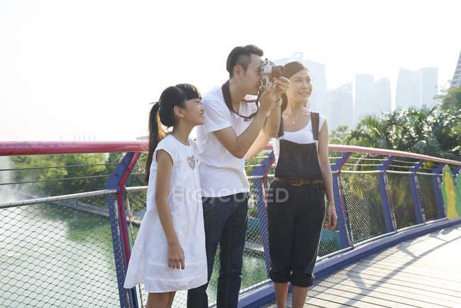 Familia divirtiéndose explorando Gardens by the Bay, Singapur - foto de stock
