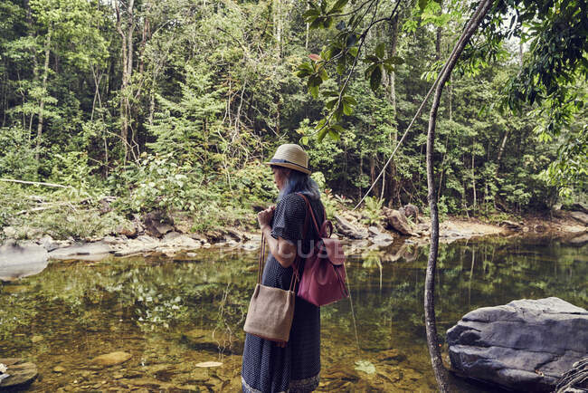 Junge Frau erkundet die Klong Plu Wasserfälle in Koh Chang, Thailand — Stockfoto