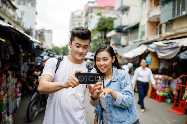 Giovane coppia asiatica visita in un mercato locale a Ho Chi Minh City, Vietnam . — Foto stock