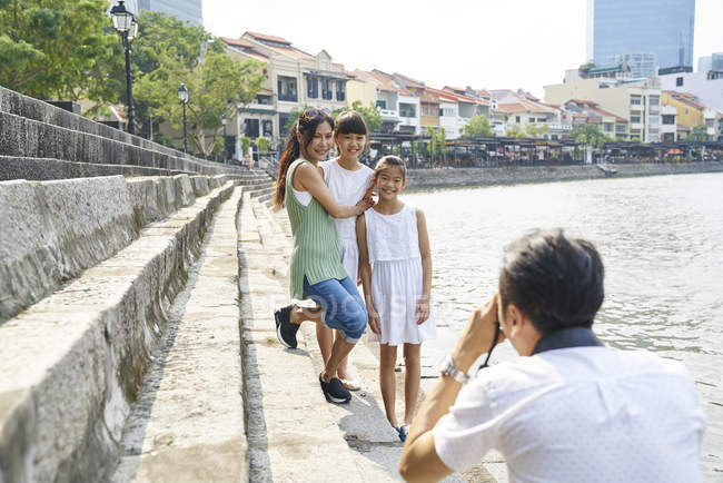Familie erkundet Bootsanlegestelle, Singapore — Stockfoto
