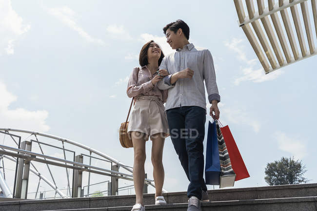 Junge asiatische Paar zu Fuß zusammen auf Treppen — Stockfoto