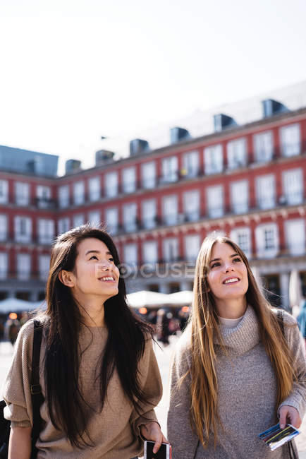 Duas mulheres bonitas passeando em Madrid — Fotografia de Stock