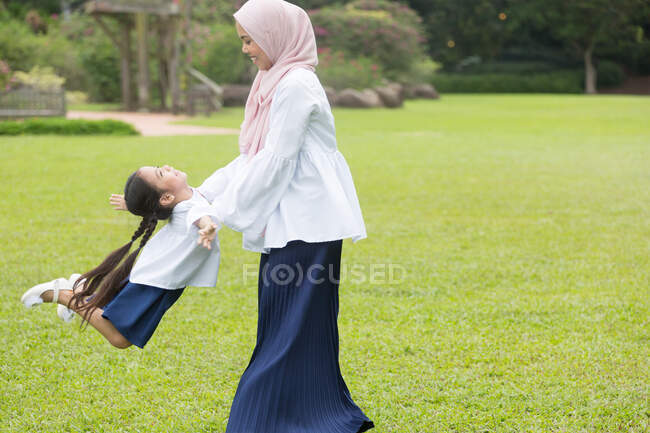 Mère et enfant s'amusent dans le parc . — Photo de stock