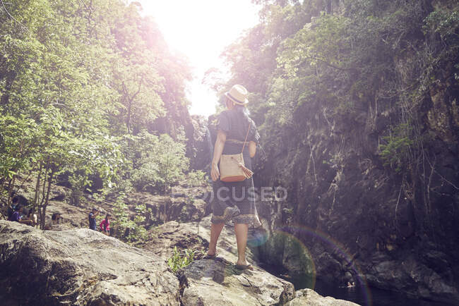 Giovane donna che esplora le cascate di Klong Plu a Koh Chang, Thailandia — Foto stock