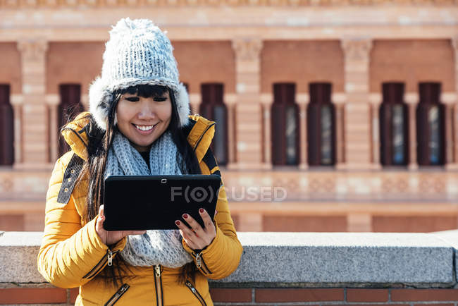 Asiatische Touristin mit Tablette in der europäischen Straße. Tourismuskonzept. — Stockfoto