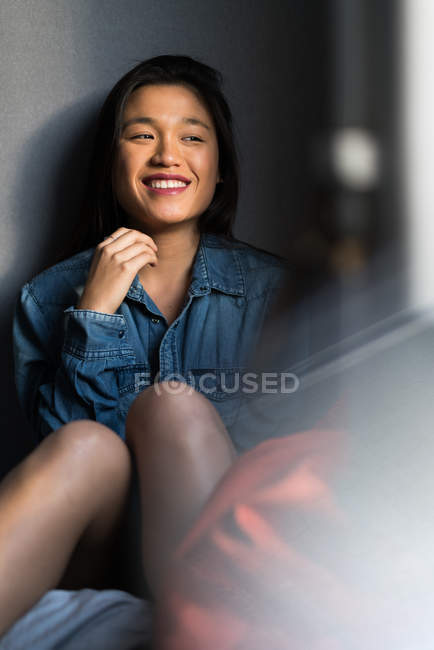 Ritratto di felice giovane attraente donna asiatica — Foto stock