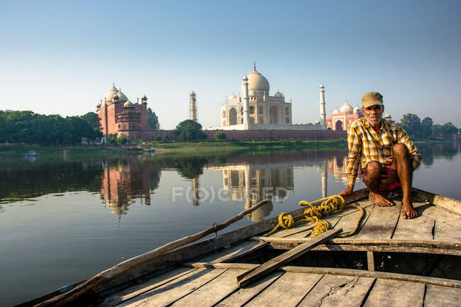 The Taj glows in the golden light of morning and a couple steals the moment to click a few snaps — Stock Photo