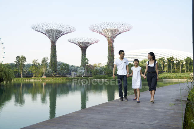 Туристы, изучающие сады у залива, Сингапур — стоковое фото