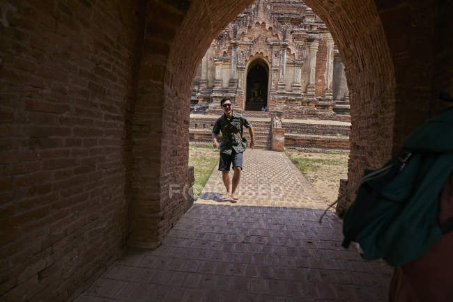 Молодая пара путешествует по древнему храму, Пагода, Баган, Мьянма — стоковое фото
