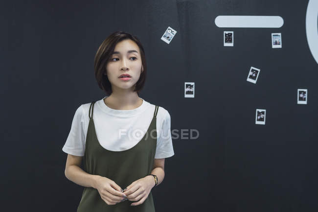 Jeune asiatique entreprise femme posant dans moderne bureau — Photo de stock
