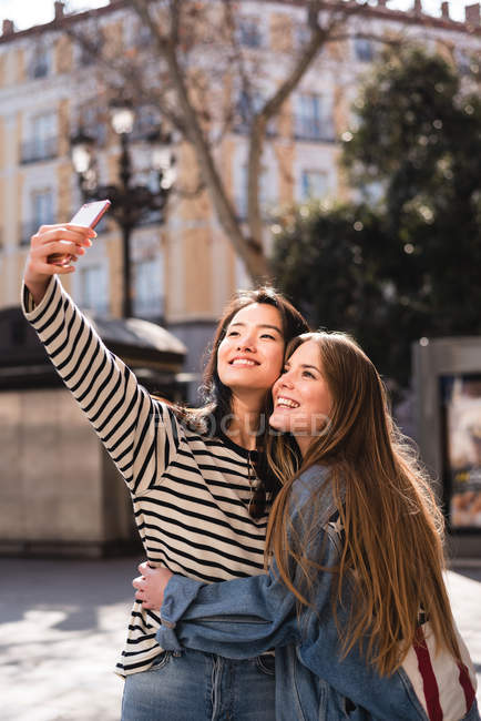 Des jolies femmes chinoises et européennes en selfie à Madrid, Espagne — Photo de stock