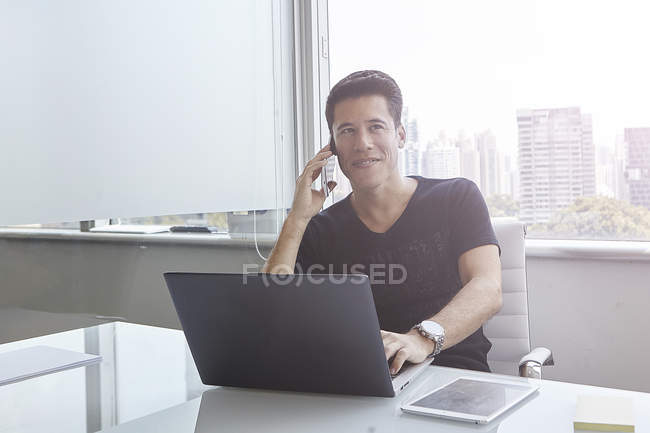 Schöner asiatischer Geschäftsmann arbeitet mit Laptop im Büro — Stockfoto