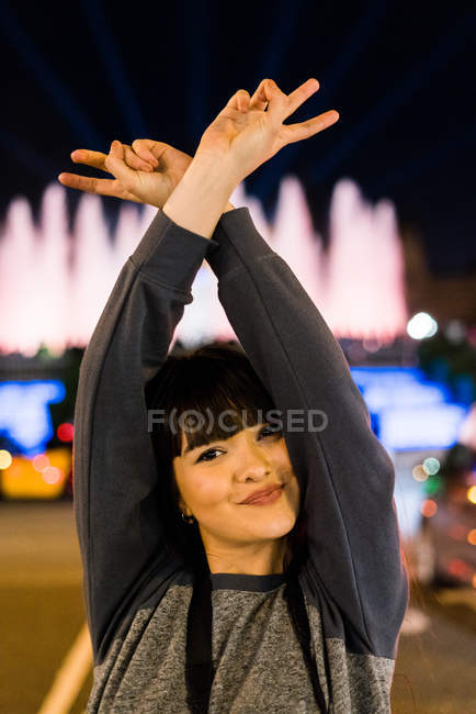 Довге волосся Євразійського жінка в Барселоні показ миру жести — стокове фото