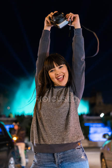 Красива молода жінка Євразійського з камери в Барселоні — стокове фото