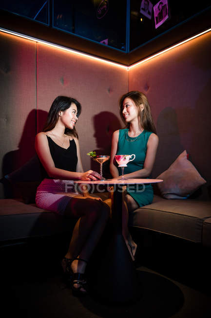 Boa menina amigos se divertindo no clube noturno — Fotografia de Stock