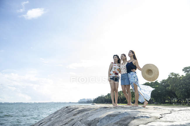 Drei junge Damen genießen die Brise. — Stockfoto
