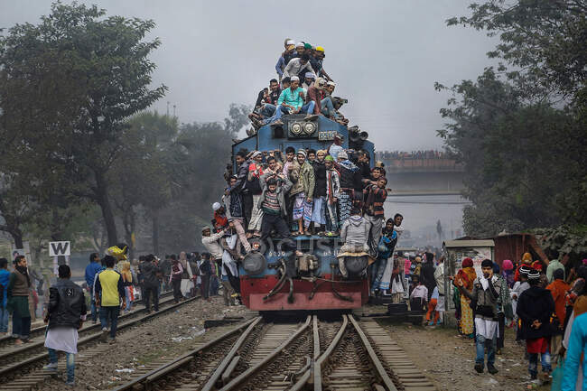 Treno passeggeri durante il festival Ijtema a Dacca Metro. Questa è una vera sfida per accogliere questo enorme numero di persone. La capacità di trasporto e di infrastruttura deve essere presa in considerazione. — Foto stock