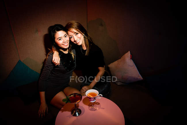 Good girlfriends having a fun night out on the town. — Stock Photo