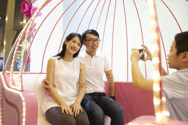 Счастливая молодая азиатская семья фотографируется вместе — стоковое фото