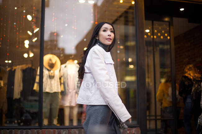Giovane asiatico signora finestra shopping intorno chelsea mercato . — Foto stock