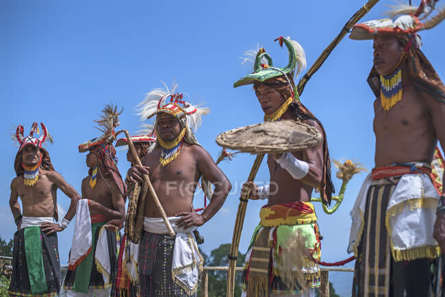 Ballerini di guerra tradizionali Caci di East Manggarai, Flores - Indonesia — Foto stock
