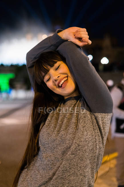 Cheveux longs femme eurasienne posant à la caméra à Barcelone — Photo de stock
