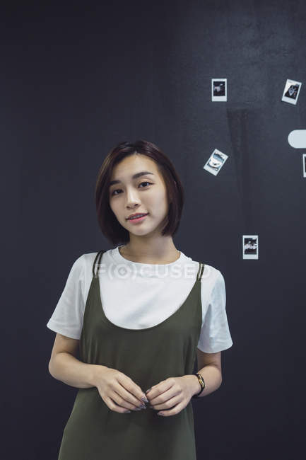 Joven asiático negocios mujer en moderno oficina - foto de stock