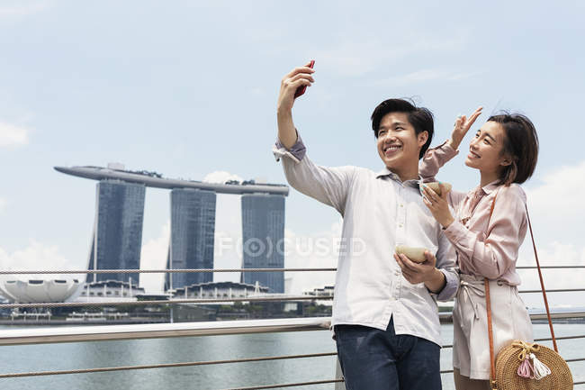 Jovem asiático casal tomando selfie no Singapura — Fotografia de Stock