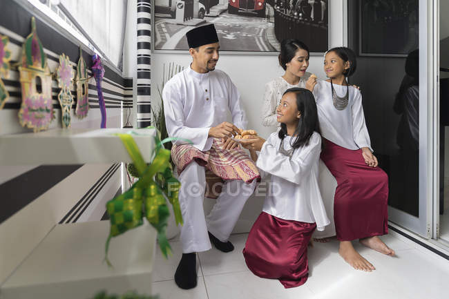 Felice famiglia asiatica che celebra hari raya a casa — Foto stock