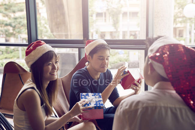 Compañía de jóvenes amigos asiáticos juntos celebrando la Navidad - foto de stock