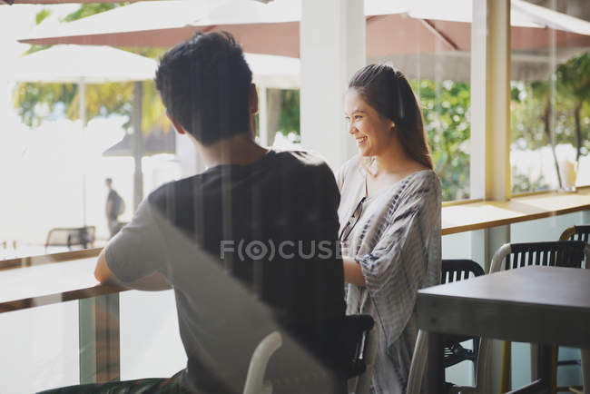 Jovem atraente asiático casal passando tempo juntos — Fotografia de Stock