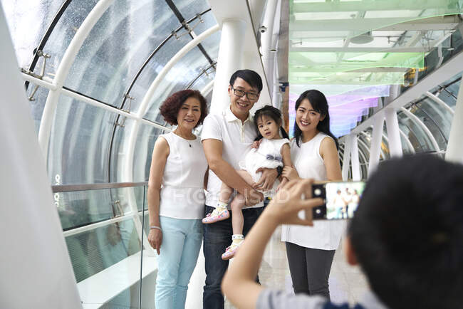 Felice giovane famiglia asiatica scattare foto insieme — Foto stock