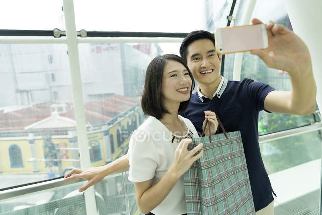 Молодая азиатская пара делает селфи — стоковое фото