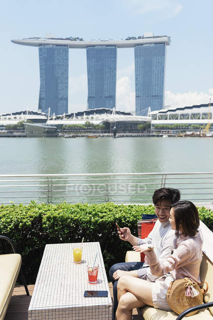 Молодые азиатские пары проводят время вместе в Сингапуре — стоковое фото