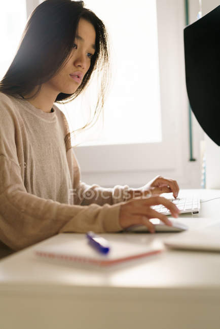 Asian young woman working from home — Stock Photo