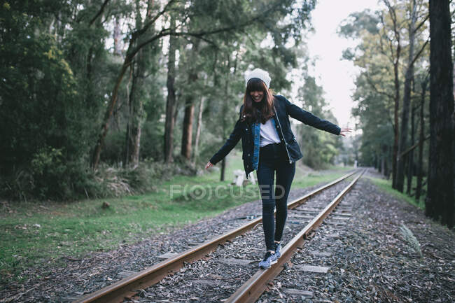 Giovane signora single sul binario ferroviario — Foto stock
