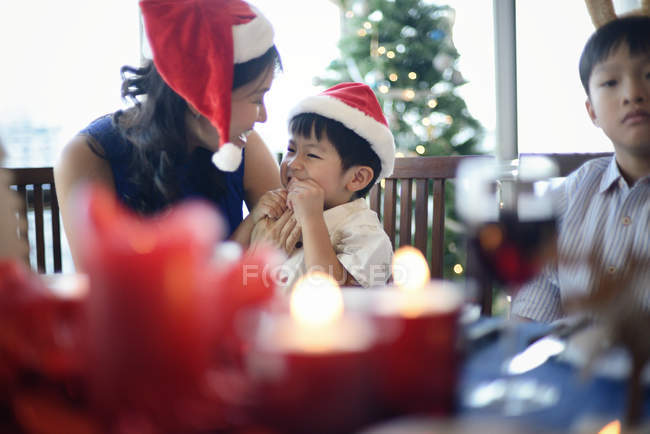 Famiglia asiatica che celebra le vacanze di Natale — Foto stock