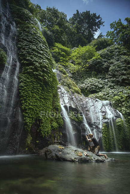 Ein Balinese beim täglichen Hinduismus-Gebet an den Banyumala-Wasserfällen auf Bali — Stockfoto