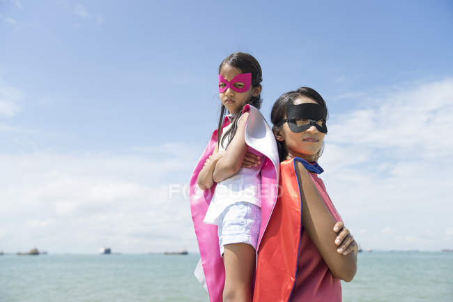 Retrato de madre e hija disfrazadas de superhéroes - foto de stock