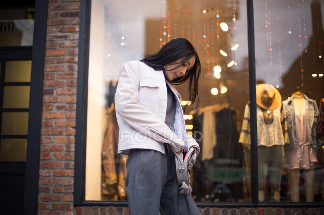 Jovem asiático senhora janela compras ao redor chelsea mercado . — Fotografia de Stock