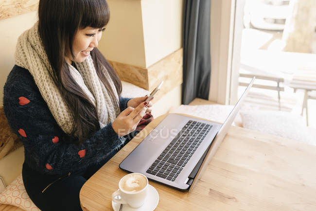 Businesswoman using his laptop in the Coffee Shop. Business Concept — Stock Photo