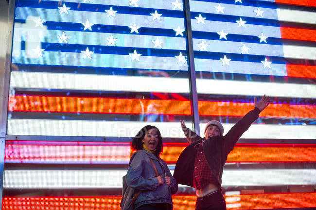 Bella coppia hanno un grande momento in Times Square — Foto stock