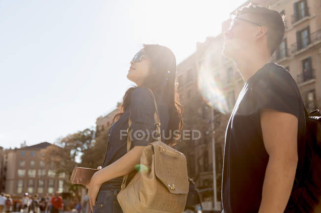 Bella giovane coppia asiatica trascorrere le vacanze a Barcellona — Foto stock