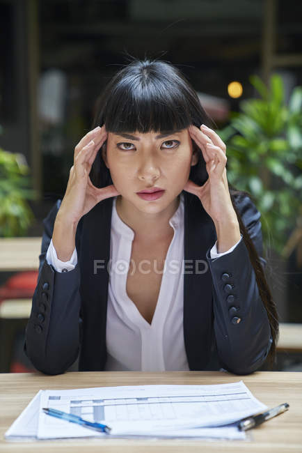 Porträt einer jungen Geschäftsfrau, die von der Arbeit frustriert ist — Stockfoto