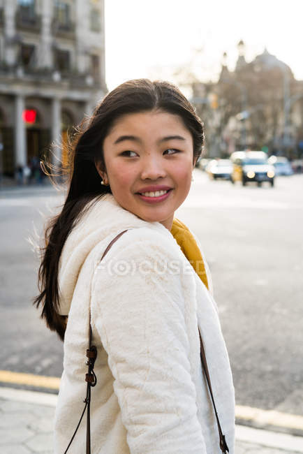 Young chinese woman walking on the streets of barcelona — Stock Photo